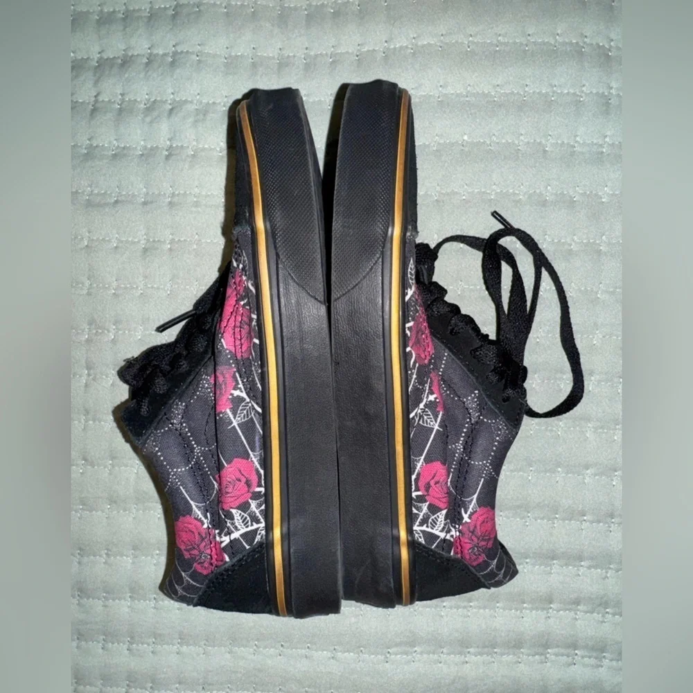 Vans Old Skool Black Spider Roses size 4 mens 5.5 women’s sneakersVGUC worn once